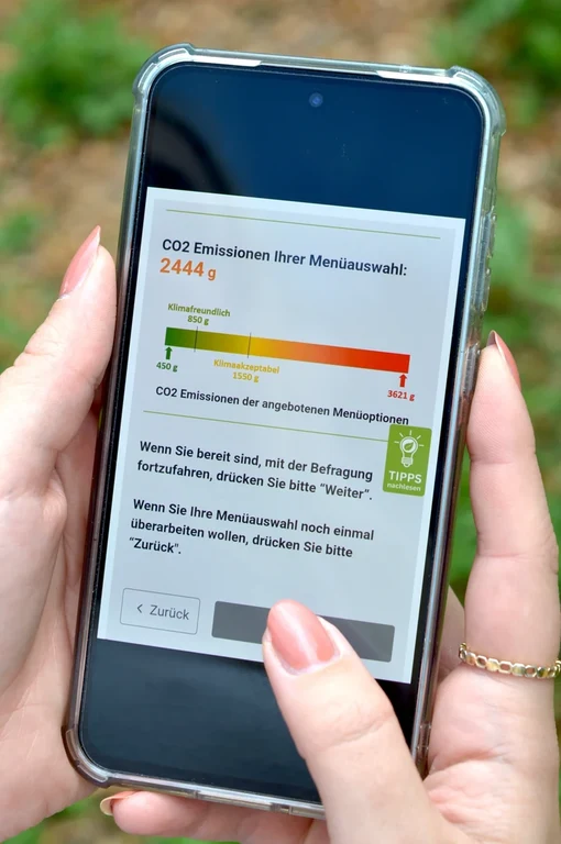 Die Forschenden der Universität Bonn gaben den Studienteilnehmern ein Feedback zu den CO2-Emissionen ihrer Menüauswahl.
