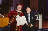 Rektor Prof. Dr. Dr. h.c. Michael Hoch mit dem neuen Träger der Universitätsmedaille, Prof. Dr. Klaus Borchard