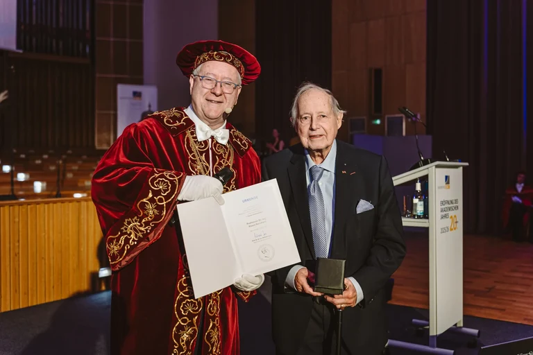 Rektor Prof. Dr. Dr. h.c. Michael Hoch mit dem neuen Träger der Universitätsmedaille, Prof. Dr. Klaus Borchard