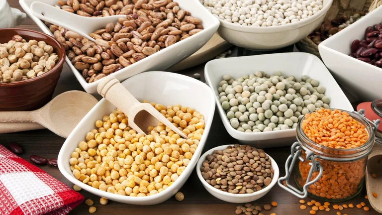 Hülsenfrüchte - wie Linsen, Bohnen und Erbsen, enthalten neben Proteinen weitere wertgebende Inhaltsstoffe wie Ballaststoffe, Vitamine und Mineralstoffe.