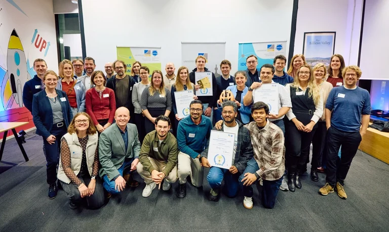 Gewinner, Pitchende, Jury und Moderator mit dem Team vom Transfer Center enaCom