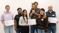 Den ersten, zweiten und dritten Platz belegten ganz unterschiedliche, innovative Projekte. - Die Gewinner des Wettbewerbs um die spannendsten Projekte, die im letzten Jahr mit Marvin realisiert worden sind (von links): Katrin Drysch belegt mit „Development of magnesium batteries“ den zweiten Platz. Über die Erstplatzierung freuten sich Aniket Sen, Shiza Fatimah, Nicolas Kluge Correa und Sophia Falk, die mit „Tucano: Advancing Neural Text Generation for Portuguese“ ins Rennen gingen. Mohamad Hakam Shams Eddin freute sich über den dritten Platz für „Identifying Spatio-Temporal Drivers of Extreme Events."