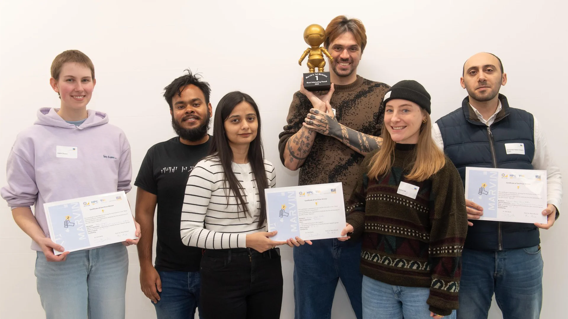 Den ersten, zweiten und dritten Platz belegten ganz unterschiedliche, innovative Projekte. - Die Gewinner des Wettbewerbs um die spannendsten Projekte, die im letzten Jahr mit Marvin realisiert worden sind (von links): Katrin Drysch belegt mit „Development of magnesium batteries“ den zweiten Platz. Über die Erstplatzierung freuten sich Aniket Sen, Shiza Fatimah, Nicolas Kluge Correa und Sophia Falk, die mit „Tucano: Advancing Neural Text Generation for Portuguese“ ins Rennen gingen. Mohamad Hakam Shams Eddin freute sich über den dritten Platz für „Identifying Spatio-Temporal Drivers of Extreme Events."