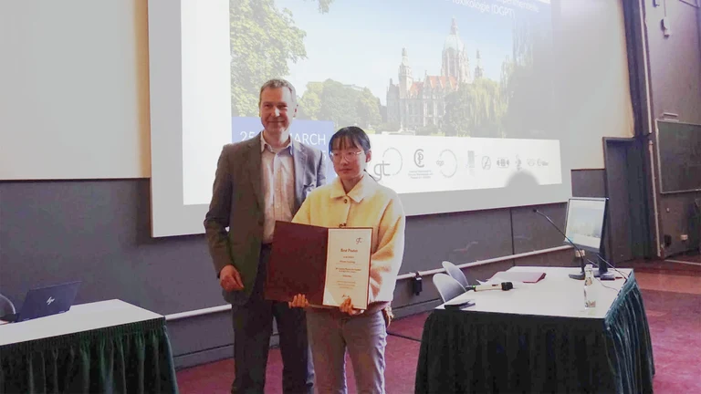 Preisträgerin Shuhan Wang (rechts) mit Prof. Wim Wätjen (links) bei der Preisverleihung in Hannover.