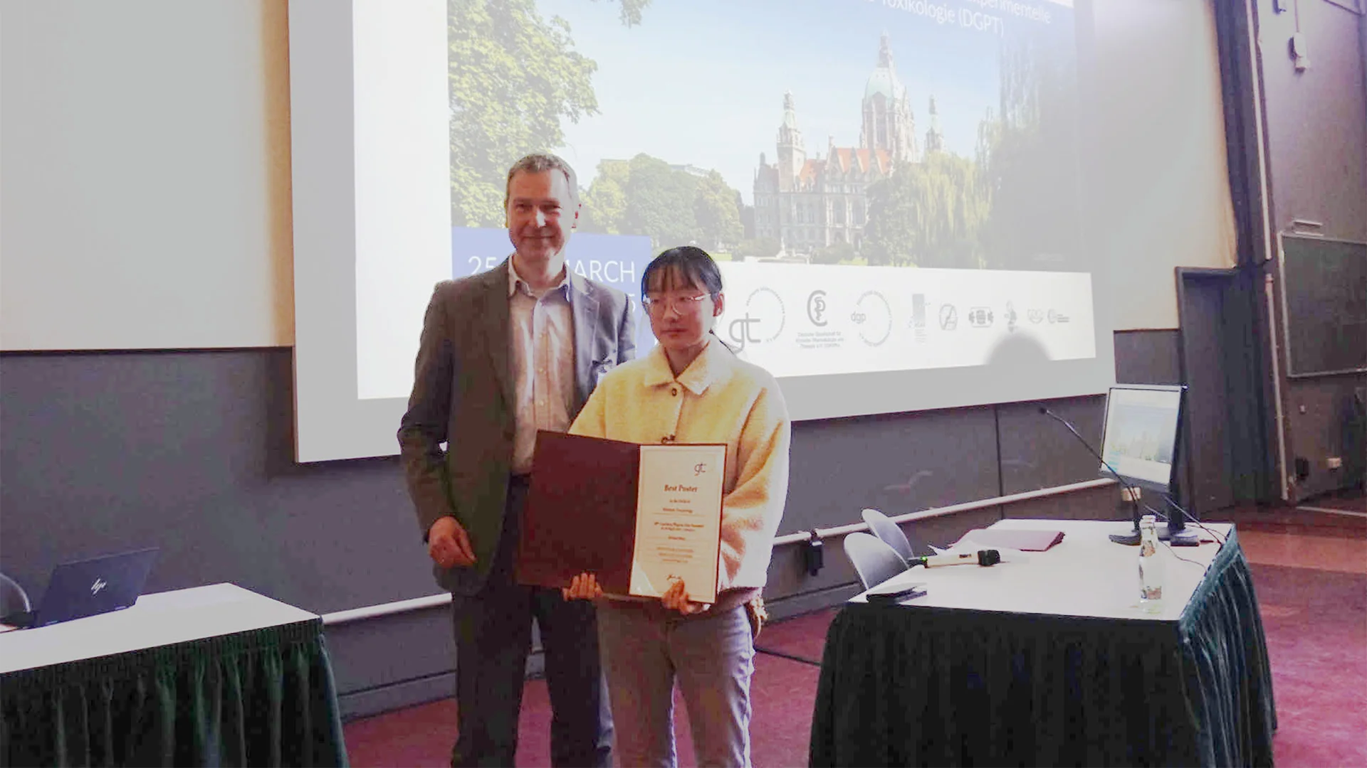 Preisträgerin Shuhan Wang (rechts) mit Prof. Wim Wätjen (links) bei der Preisverleihung in Hannover.