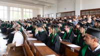 Doktorinnen und Doktoren mit ihren Urkunden