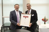 VLI-Vorstandsvorsitzender - Peter Müller (links) überreicht Prof. Dr. Matin Qaim den Tilo Freiherr von Wilmowsky-Ehrenpreis.