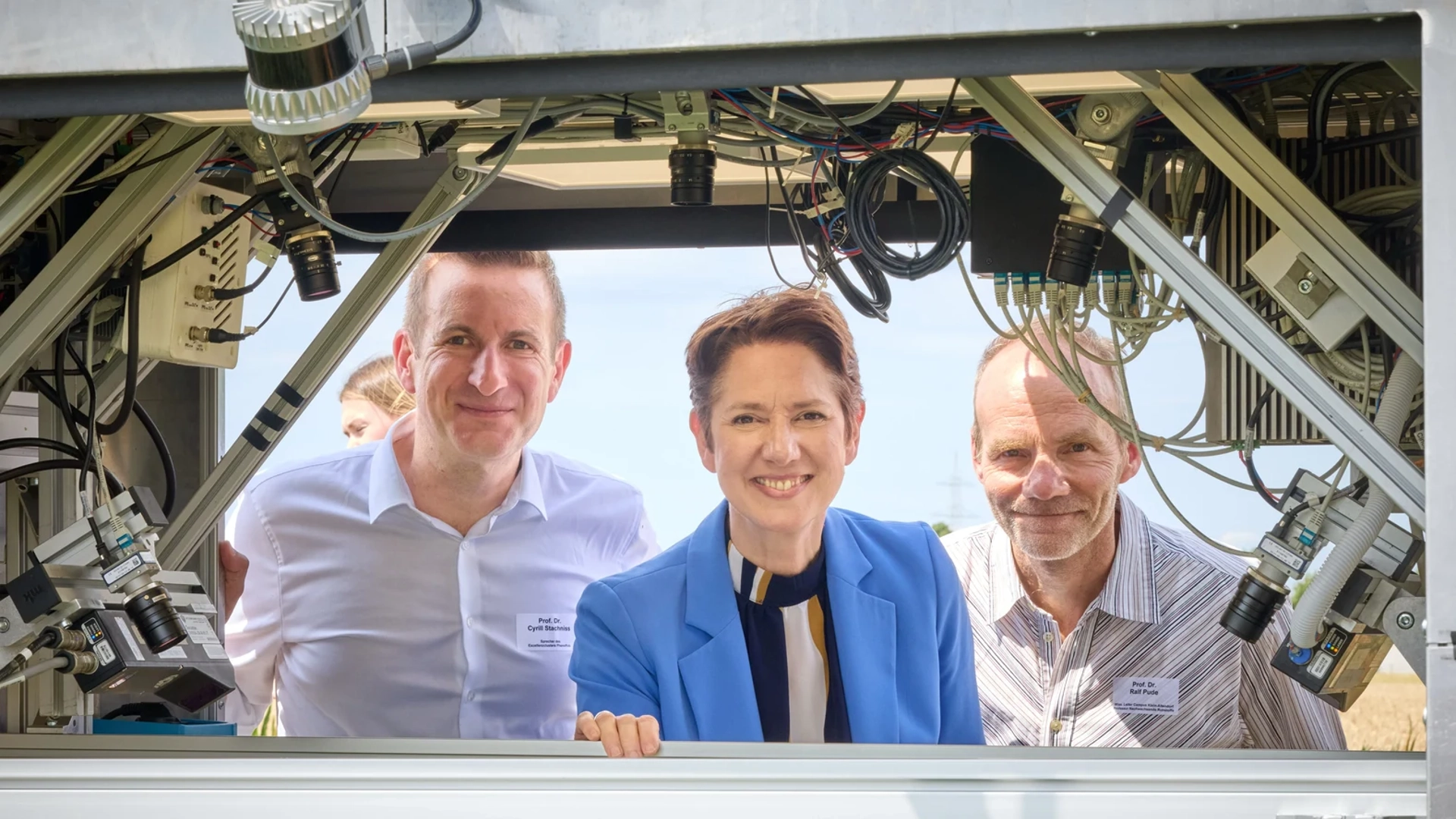 Von links nach rechts: Prof. Dr. Cyrill Stachniss, NRW-Landwirtschaftsministerin Silke Gorißen und Prof. Dr. Ralf Pude.