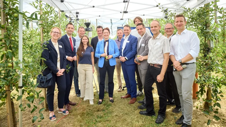 Von links nach rechts: Regina Rosenstock (Leiterin des Referats für Wirtschaftsförderung und strategische Kreisentwicklung), Jonathan Grunwald (MdL), Silke Gorißen (NRW-Landwirtschaftsministerin), Sven Tobias Schnieber (Bürgermeister Meckenheim), Dr. Daniel Phiesel (Bürgermeister Rheinbach), Prof. Dr. Ralf Pude (Wissenschaftlicher Leiter Campus Klein-Altendorf), Prof. Dr. Cyrill Stachniss (Sprecher des Excellenzclusters PhenoRob)