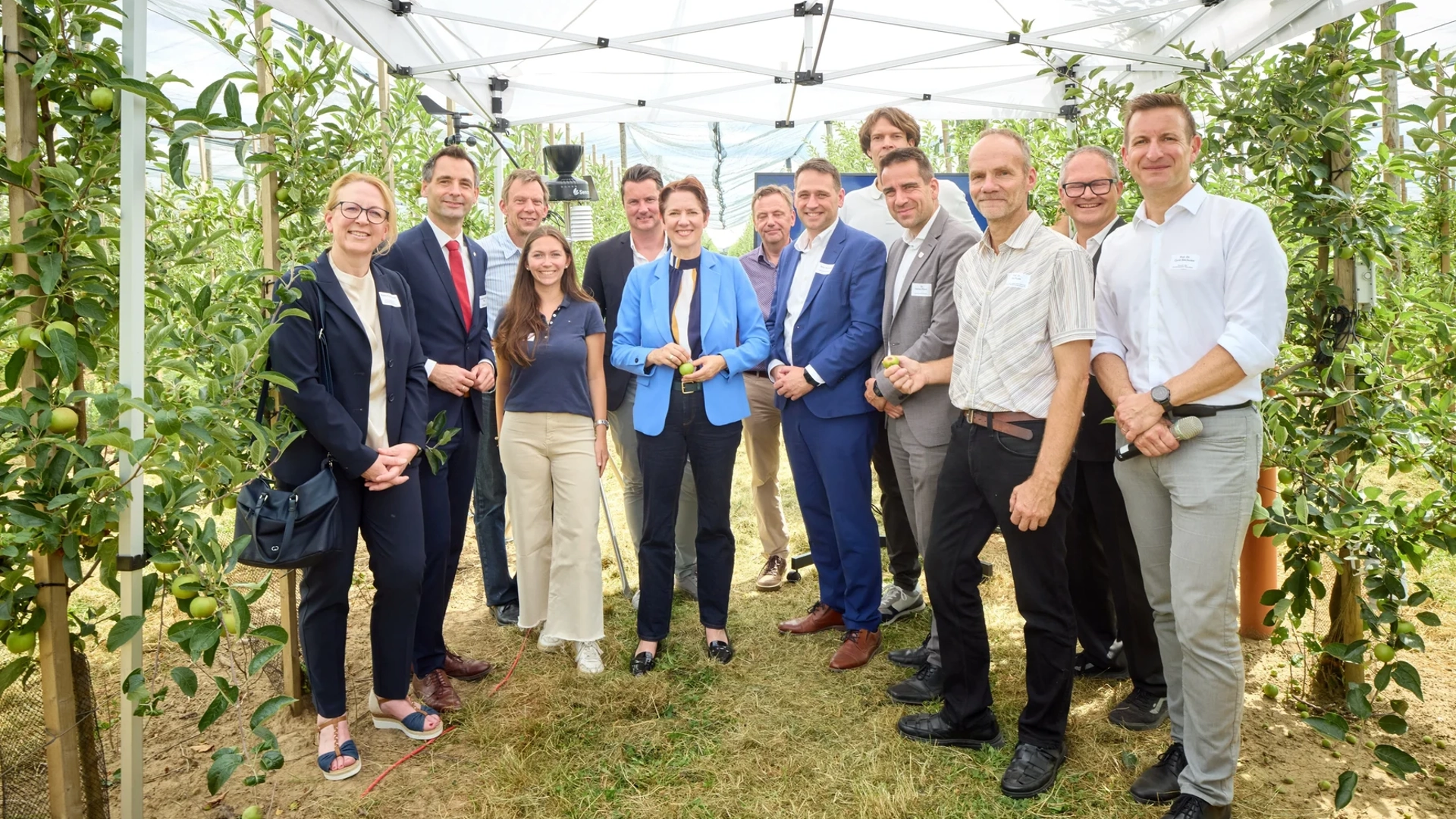Von links nach rechts: Regina Rosenstock (Leiterin des Referats für Wirtschaftsförderung und strategische Kreisentwicklung), Jonathan Grunwald (MdL), Silke Gorißen (NRW-Landwirtschaftsministerin), Sven Tobias Schnieber (Bürgermeister Meckenheim), Dr. Daniel Phiesel (Bürgermeister Rheinbach), Prof. Dr. Ralf Pude (Wissenschaftlicher Leiter Campus Klein-Altendorf), Prof. Dr. Cyrill Stachniss (Sprecher des Excellenzclusters PhenoRob)