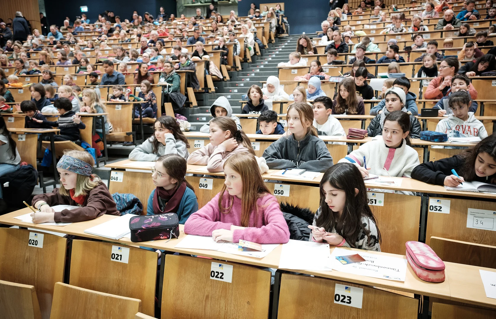 Sobald das Sommersemester startet gehört der Wolfgang-Paul Hörsaal montags wieder den Kinderstudis. Rund 300 Schülerinnen und Schüler sind jedes Mal dabei, wenn die Forschenden ihre Themen und Projekte präsentieren.