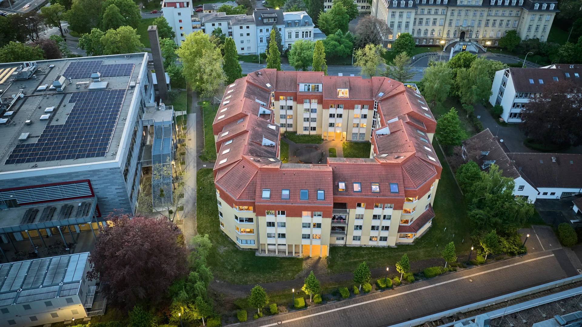 Symbolbild: Schrägansicht der Erde mit virtueller Dreicksnetzvermaschung