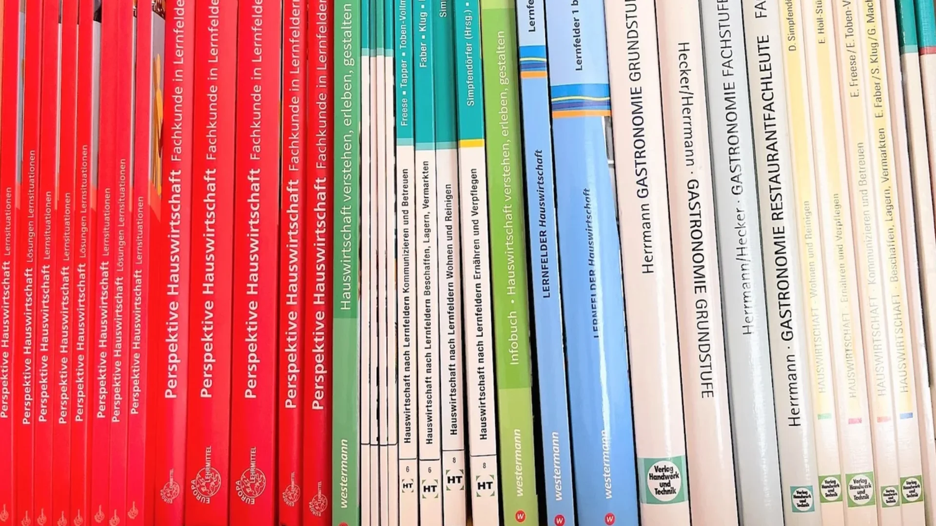 Eine Wissenschaftlerin und ein Wissenschaftler arbeiten hinter einer Glasfassade und mischen Chemikalien mit Großgeräten.