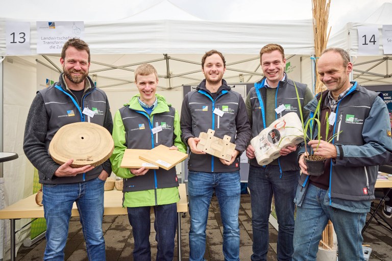 Staff from the Klein-Altendorf campus showcased sustainable products made from miscanthus and paulownia