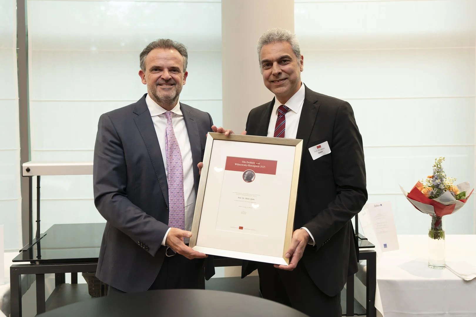 VLI Chairman of the Board - Peter Müller (left) presents Prof. Dr. Matin Qaim with the Tilo Freiherr von Wilmowsky Honorary Award.