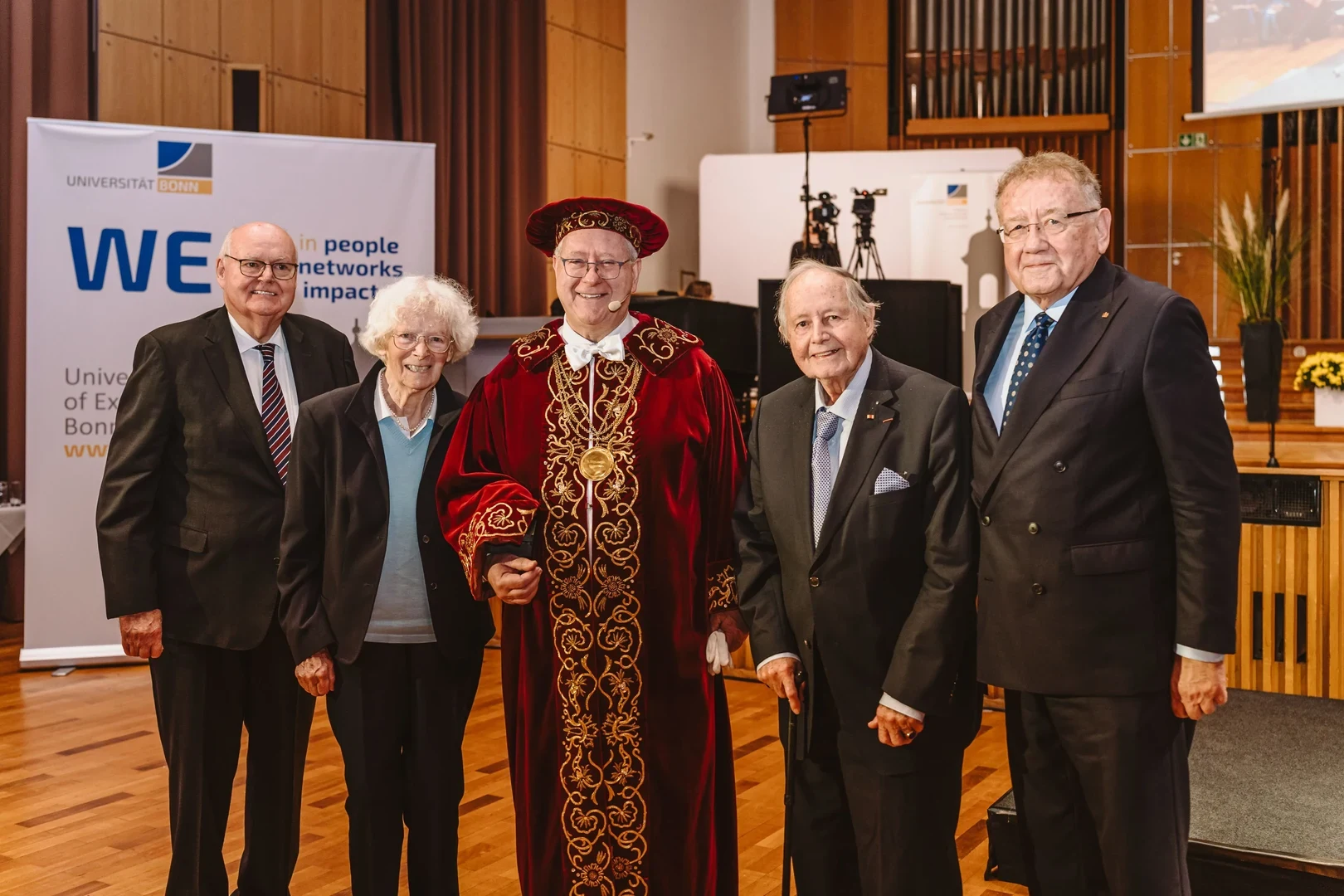 Group photo of the new recipients of the University Medal with the Rector